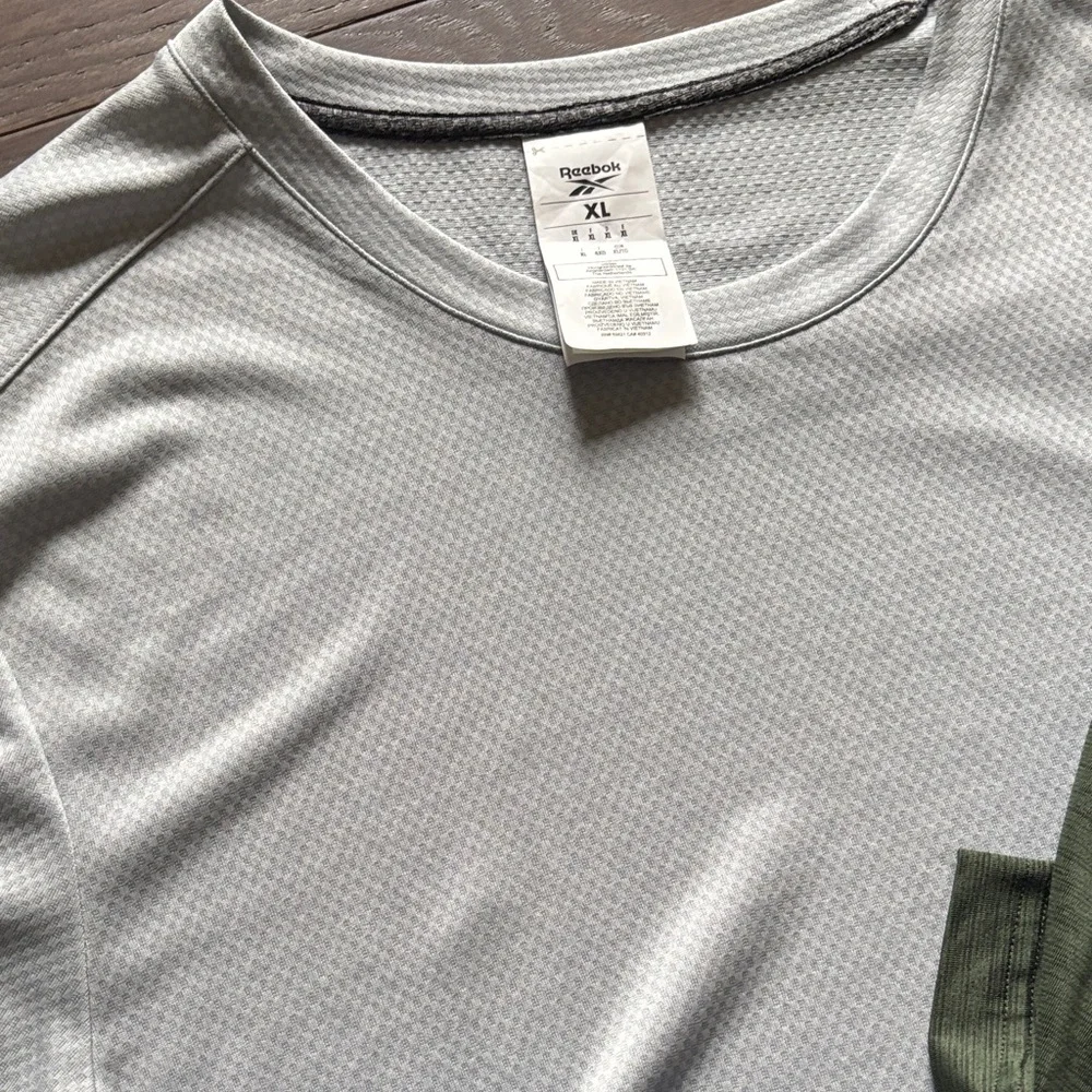 4 Reebok Tops - Picture 4 of 5